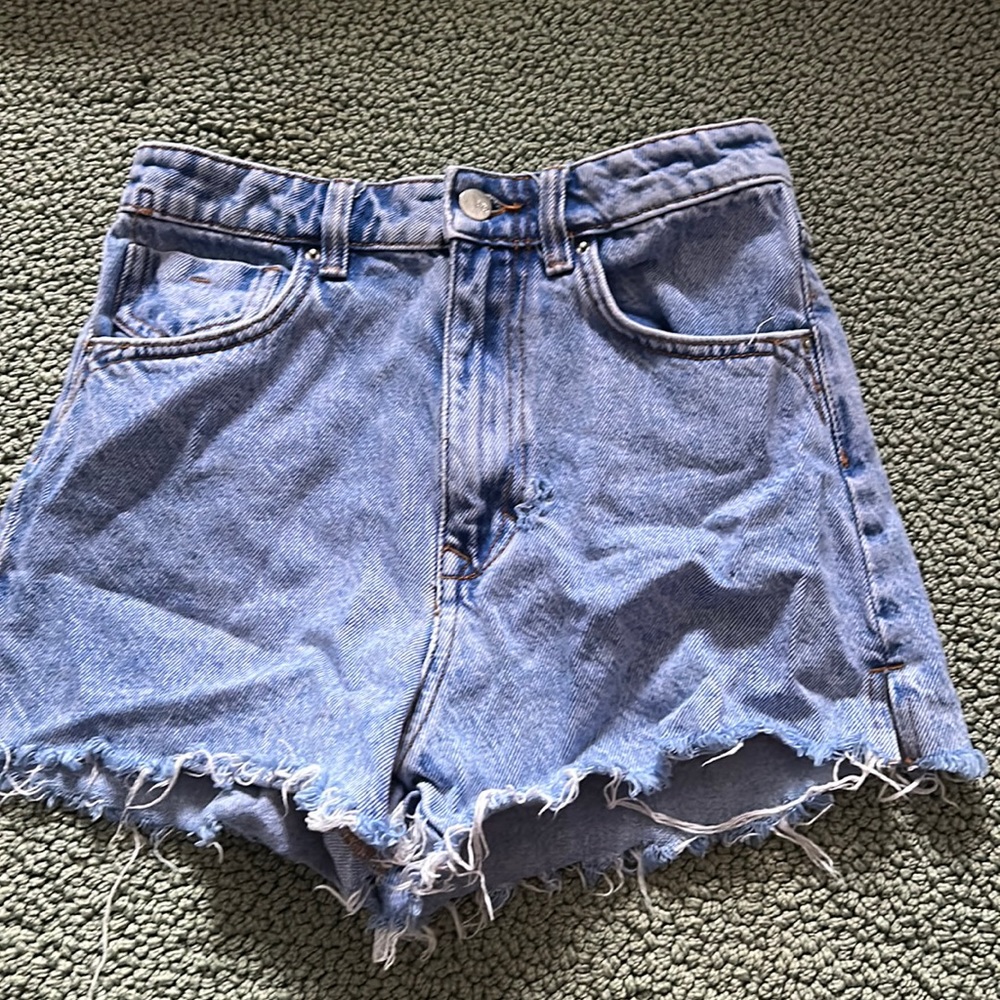 Zara medium wash jean shorts size 2
